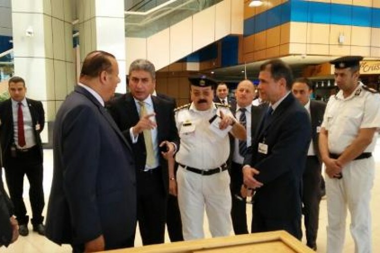 وزير الطيران المصرى يتفقد مطار شرم الشيخ الدولي