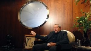 الملياردير المصري نجيب ساويرس يعزز وجوده في أوروبا ببنك جديد