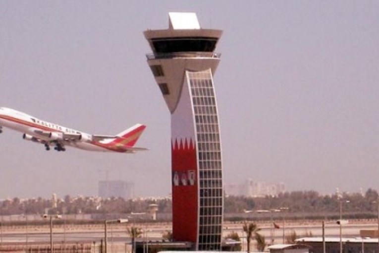 وزارة المواصلات تبحث الانظمة والاجراءات الجمركية في مطار البحرين الدولي