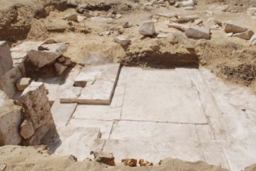 الآثار تكشف عن بقايا هرم اثري جديد يعود للاسرة 13جنوب سقارة
