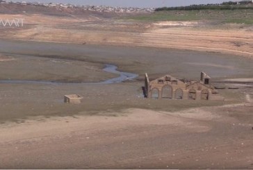 اكتشاف مبنى أثري يعود لفترة الاحتلال الفرنسي في قاع بحيرة الرستن بعد انحسار مياهها