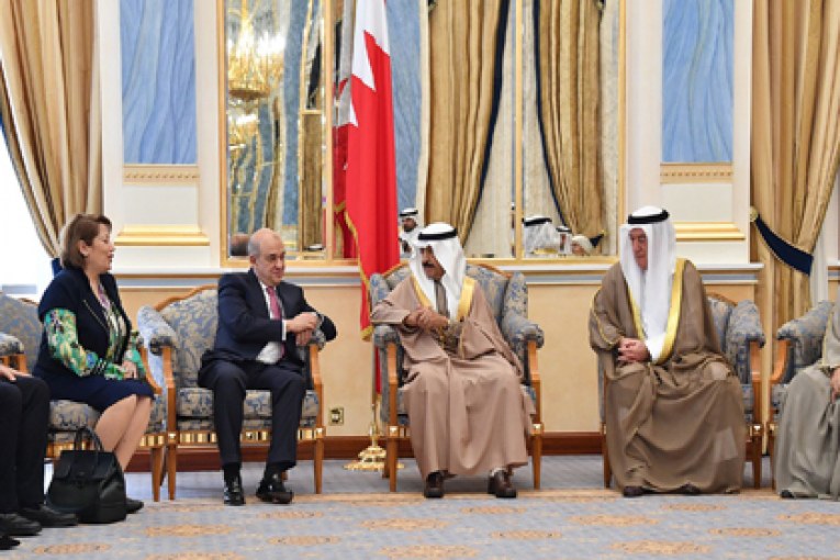 رئيس وزراء البحرين يستقبل وزير سياحة مصر على هامش المعرض المشترك الأول 