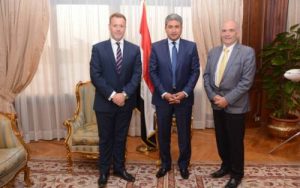 وزير الطيران المصرى يبحث مع منظمي منتدي الطيران الافريقي ترتيبات انعقاده بالقاهره مارس ٢٠١٨