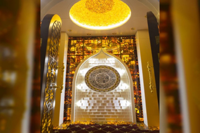 استضاف فندق "برج العرب" بدبي معرضا ضم تصميما لأول مسجد متنقل مصمم من أحجار العنبر في العالم ومجموعة من اللوحات الفنية النادرة المصممة من أحجار العنبر.