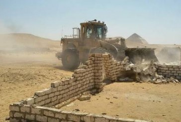 وزارة الاثار تزيل التعديات القائمة علي الأراضي الأثرية في منطقة دهشور