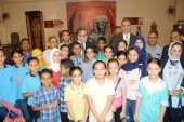 وزير الاثار يمنح الطلاب الفائزين بـ 