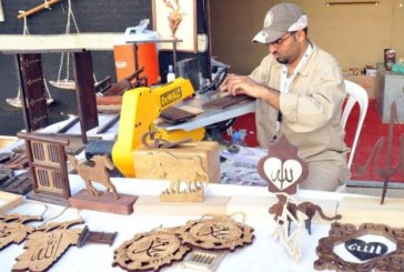 هيئة السياحة السعودية تظهر الحرف والصناعت اليدوية في تنافس بين الشباب بسوق عكاظ