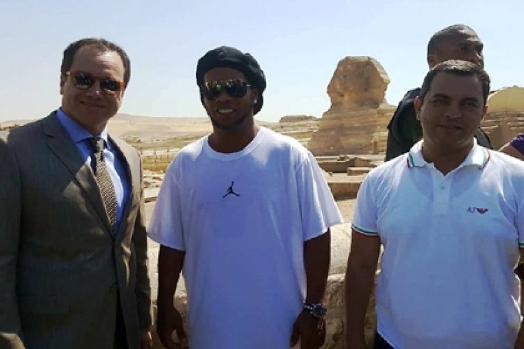 رئيس هيئة سياحة مصر يستقبل نجم كرة القدم العالمي رونالدينيو بمنطقة الاهرامات