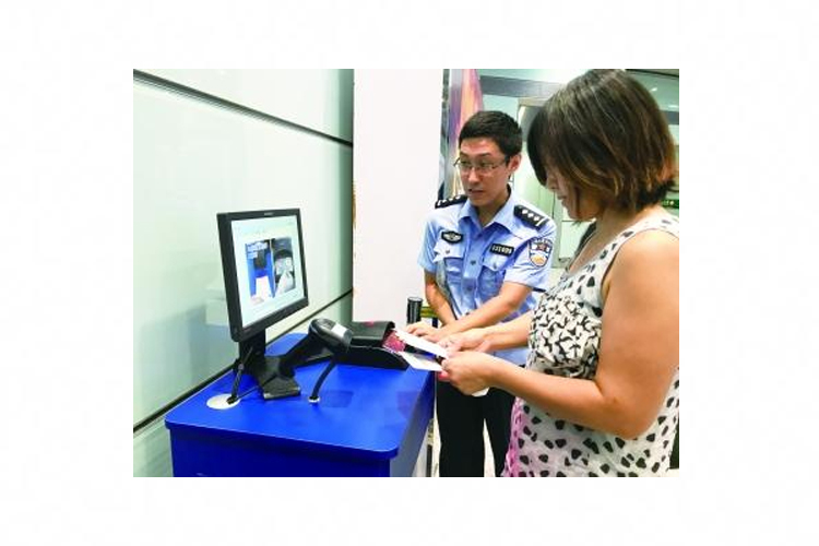 10 ثوان كافية لعبور الجمارك خلال مسح جواز سفر في مطار بكين الدولي