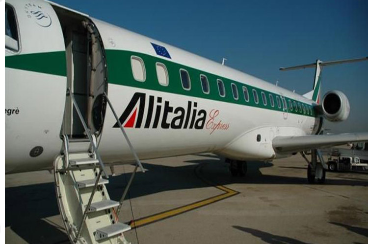 الخطوط الجوية الإيطالية تدعو الجهات الراغبة في شرائها لتقديم عروض ملزمة