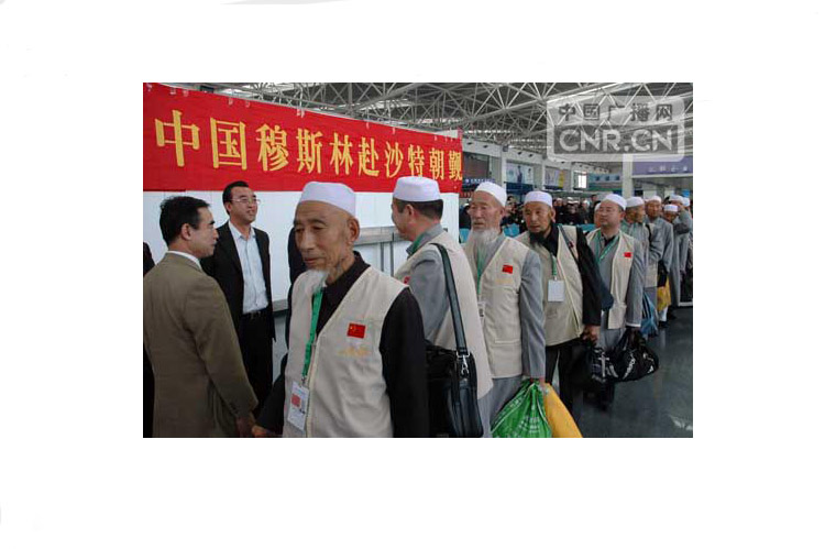 مطار المدينة المنورة يستقبل أول أفواج الحجاج الصينيين