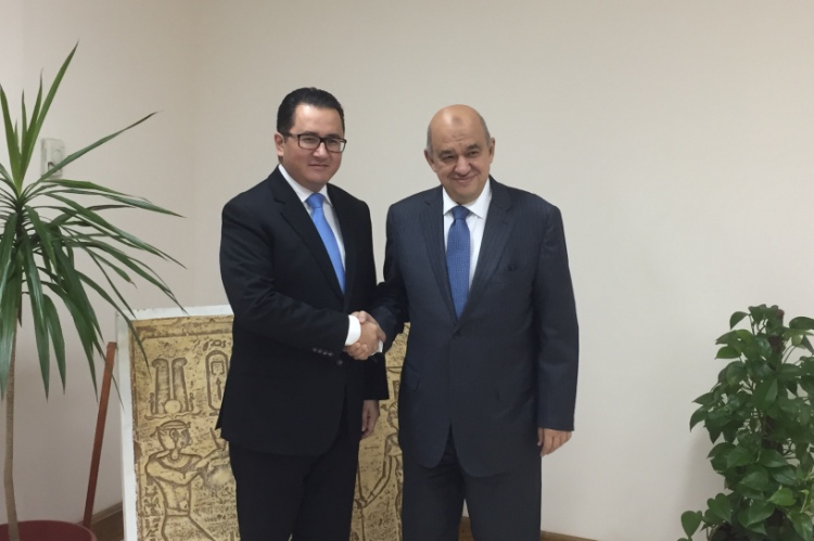 راشد يبحث مع سفير كازاخستان بالقاهرة تعزيز التعاون السياحى المشترك