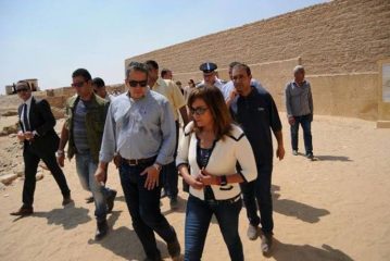 وزير الاثار يتفقد أعمال مشروع حماية وتعزيز وتطوير موقع سقارة بمشاركة عدد من السفراء الاجانب