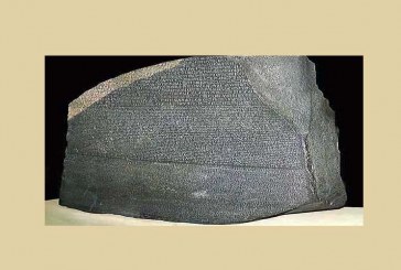 متحف الآثار بمكتبة الإسكندرية يعرض نموذج طبق الأصل من حجر رشيد 