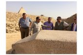 الجزء العلوي من مسلة للملكة عنخ إس إن بيبي الثانية والدة الملك بيبي الثاني