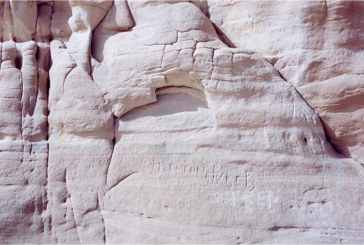 بالصور.. خبير آثار يرصد معالم النقوش الصخرية النبطية واليونانية والعربية بأودية سيناء