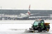 إلغاء مئات الرحلات الجوية في أوروبا بسبب الثلوج