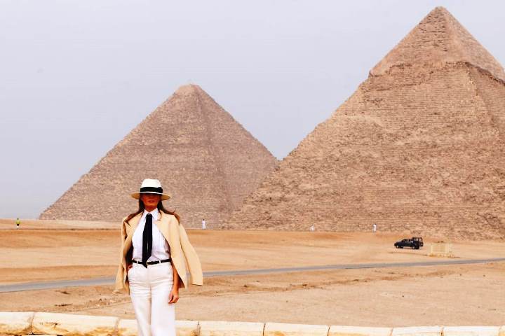 ميلينيا ترامب قرينة الرئيس الامريكي فى حضرة أهرامات مصر