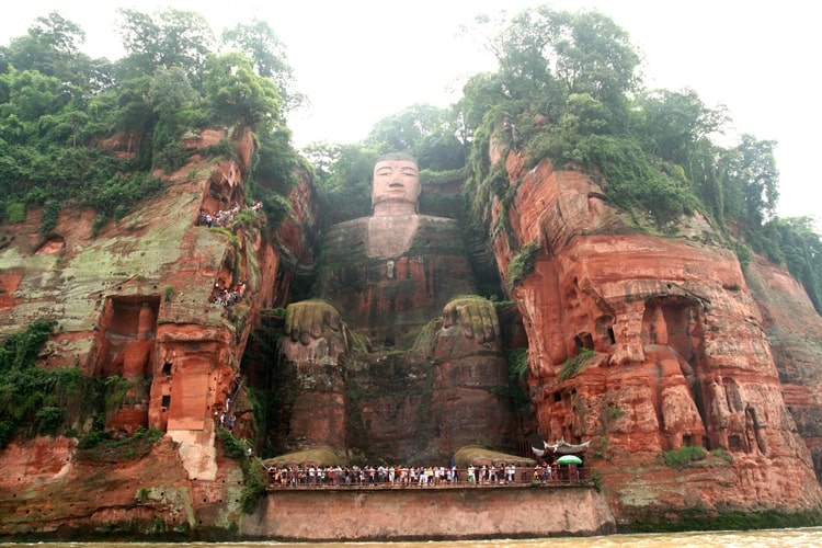 أضخم تمثال بوذا منحوت في العالم يخضع لعمليات فحص وترميم