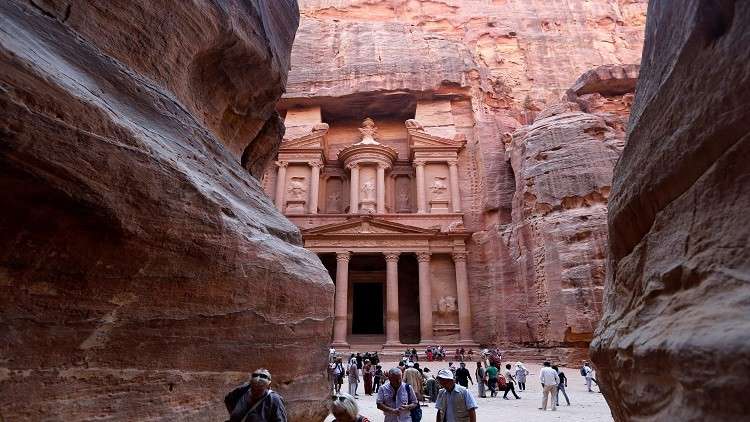 السيول فى البتراء الاثرية الأردنية تطرد آلاف السياح