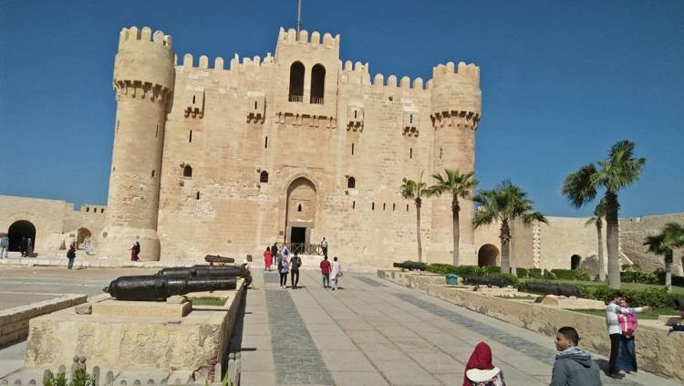 د. الحسينى يتفقد قلعة قايتباى وآثار الإسكندرية