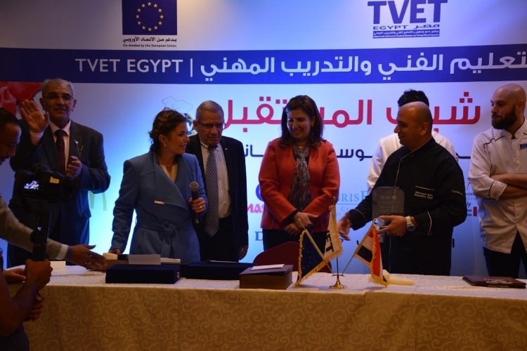 مستشارة وزيرة سياحة مصر للتدريب تسلم الجوائز للطلاب الفائزين بمسابقة 