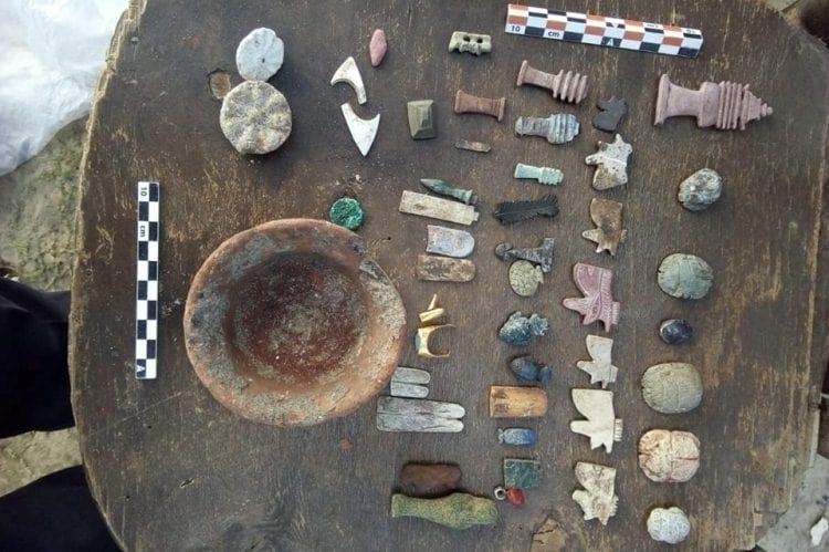اكتشاف توابيت فخارية وأكثر من سبعمائة تميمة تعود للعصر الرومانى بموقع آثار تل الدير بمدينة دمياط
