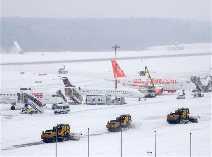 الثلوج الكثيفة تحاصر آلاف الركاب في مطار بجنوب غربي الصين