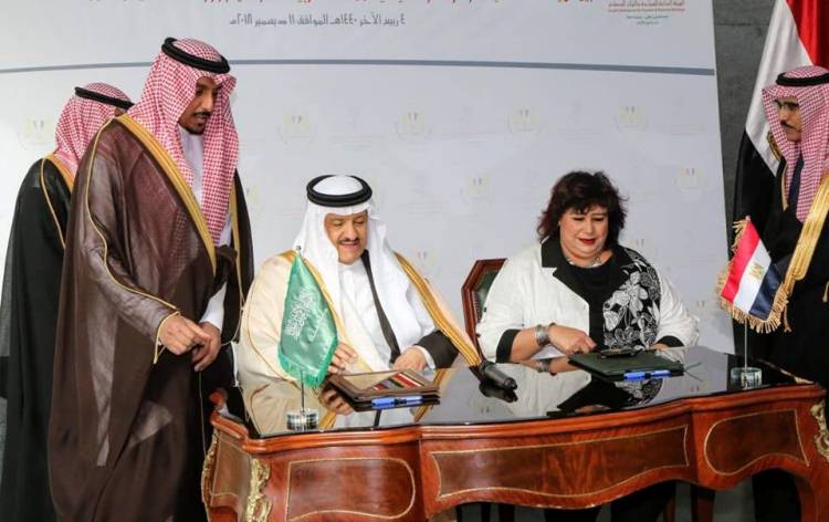 وزير الثقافة المصرية توقع اتفاقية تعاون مع السعودية فى الحرف والصناعات اليدوية