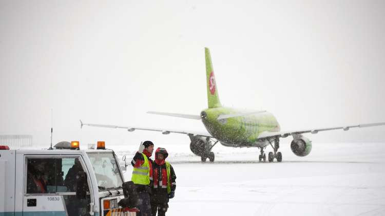 إلغاء وتأجيل أكثر من 80 رحلة جوية في مطارات موسكو بسبب الثلوج