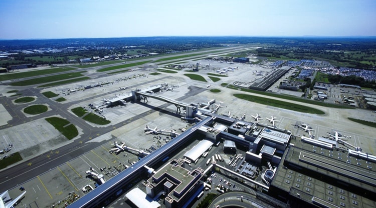 مطار غاتويك في لندن يعلق رحلاته بسبب تحليق طائرتين مسيرتين