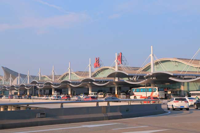مطار شرقي الصين يستخدم يساعد الزوار الاجانب بأجهزة ترجمة متعددة اللغات