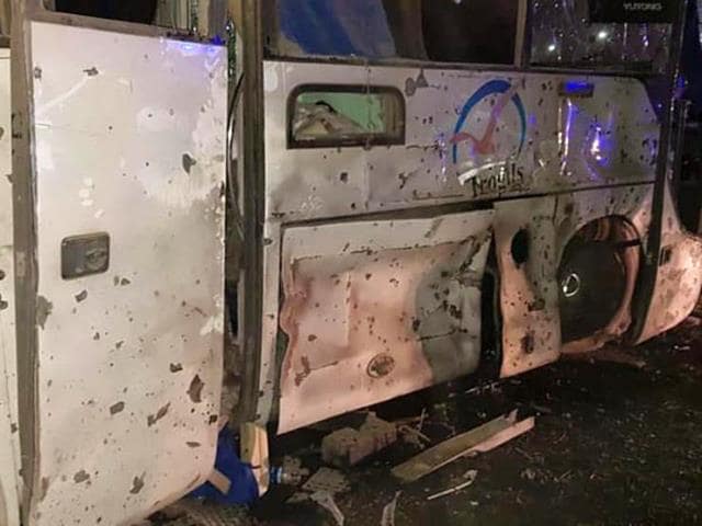 الداخلية المصرية تعلن :  مقتل شخصين وإصابة 12 آخرين في تفجير حافلة سياحية بمنطقة الهرم