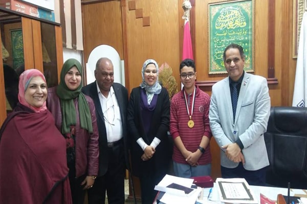 عبد العزيز حسن يكرم بادارة البساتين ودار السلام التعليمية الطالب الفائز بالميدالية الذهبية