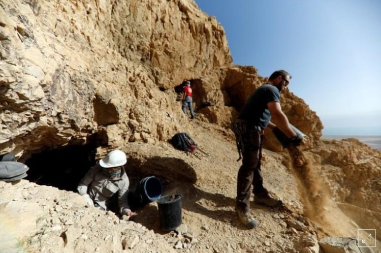 علماء اثار تبحث عن مخطوطات البحر الميت