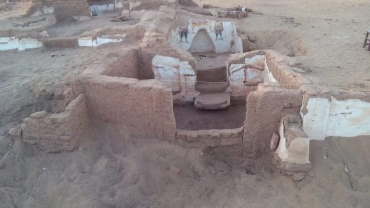 الكشف عن مقبرتين اثريتين تعودان الى العصر الرومانى بمنطقة آثار بئر الشغالة