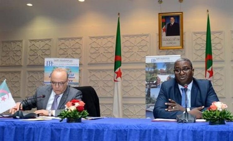 وزير سياحة الجزائر يشهد التوقيع على اتفاقيات لترقية مستوى الخدمات بالفنادق والمؤسسات السياحية