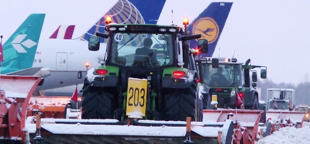 video -At Munich Airport over 600 employees work with special equipment to battle ice and snow