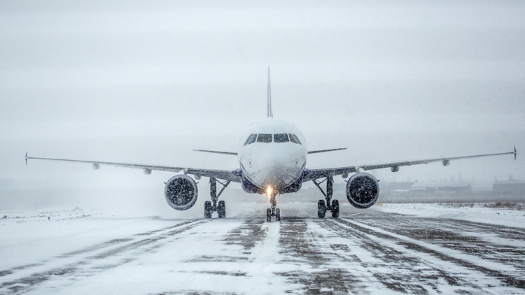 مطارات موسكو يشهد تأجيل وإلغاء عشرات الرحلات الجوية بسبب تساقط الثلوج