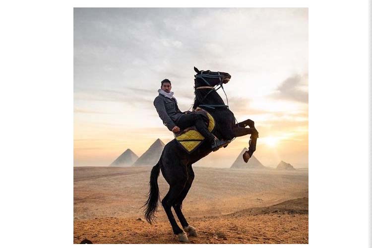 اعجاب الاف متابعى مواقع التواصل الاجتماعى بزيارة جيرمى جونسى للمواقع السياحية فى مصر