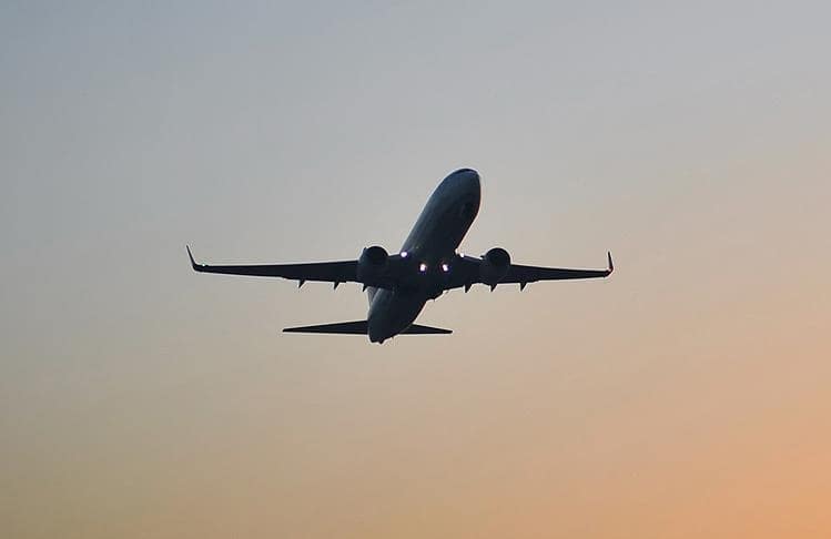 الإمارات والبحرين تعلقان رحلات الطيران إلى باكستان بسبب إغلاق المجال الجوى