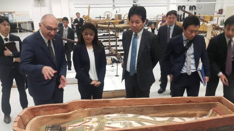 مستشار رئيس الوزارء الياباني يزور المتحف المصري الكبير