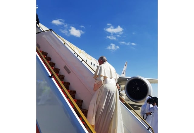 بابا الفاتيكان يعود الي روما على متن طائرة الاتحاد للطيران