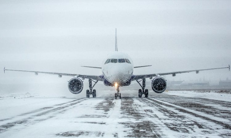 الثلوج تتسبب فى توقف حركة الملاحة الجوية في 3 مطارات جزائرية