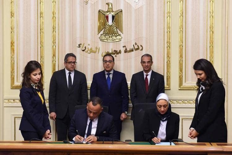 العنانى وطلعت يشهدان توقيع اتفاقية تعاون بين وزارتى الاثار والاتصالات