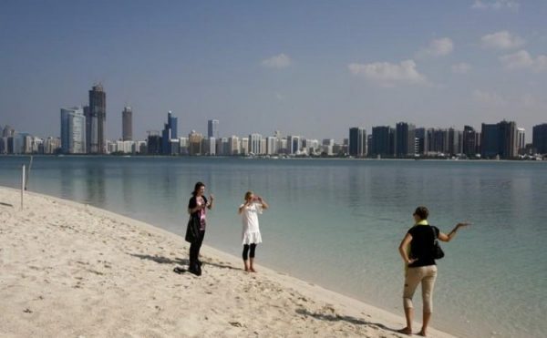 سياحة أبوظبي تخفض رسوما لدعم القطاع وجذب السياح