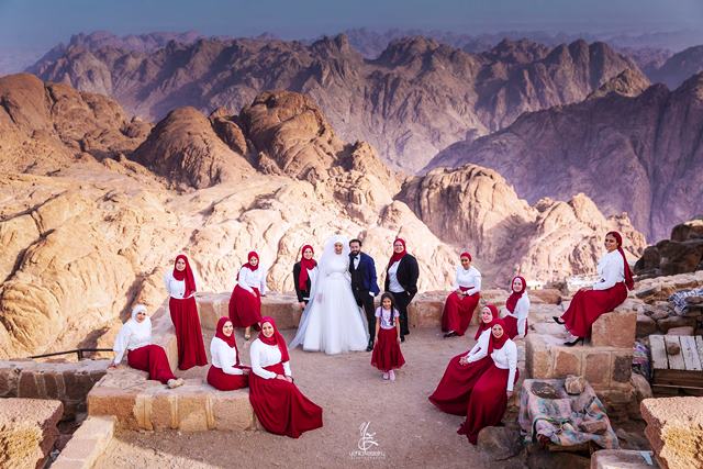 شاهد بالصور : زفاف فوق قمة جبل موسي وخبير آثرى يطالب باستثمار الصور فى الترويج السياحي لمصر