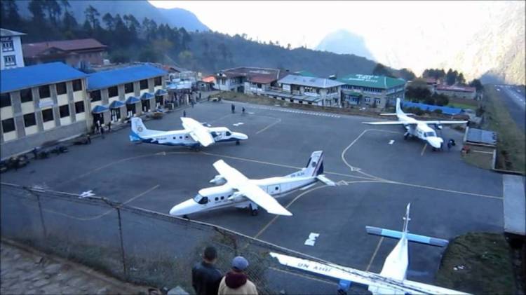 مصرع شخصين بمطار لوكلا في نيبال بسبب اصطدام طائرة لـ 