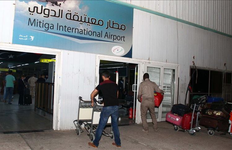 طيران حربى تابع لحفتر يشن غارة على مطار معيتيقة في طرابلس