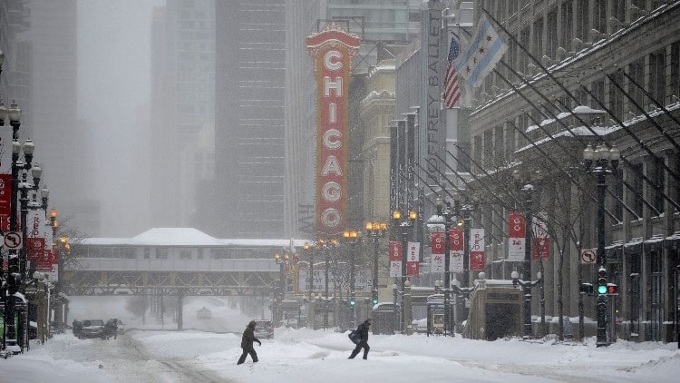 إلغاء مئات الرحلات الجوية في شيكاغو بسبب العواصف الثلجية